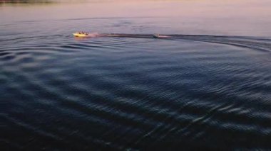 Nehrin manzarası, nehirde sürat teknesi