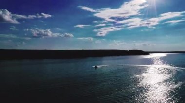 Nehrin manzarası, nehirde sürat teknesi