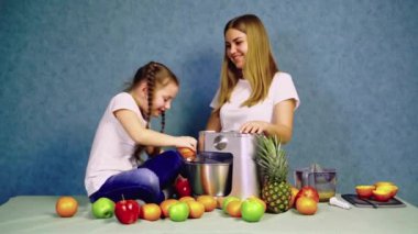 İki Kız Kardeş Masanın Yanında Mutfakta Oturuyor