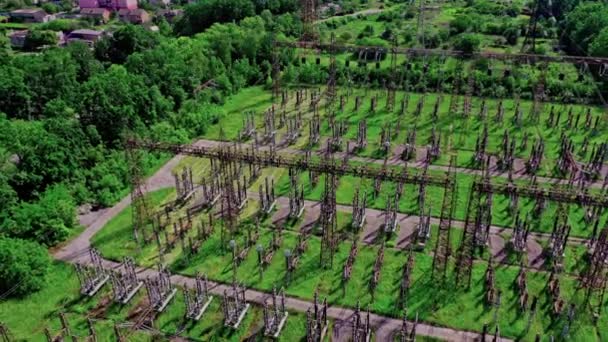 Líneas de alta tensión y torres eléctricas — Vídeos de Stock