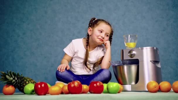 Criança menina bebendo copo de suco de laranja fresco — Vídeo de Stock