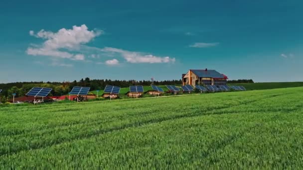 Солнечные панели на крышах сельских домов — стоковое видео