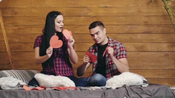 Joven hermosa pareja tener divertido en dulce casa — Vídeo de stock