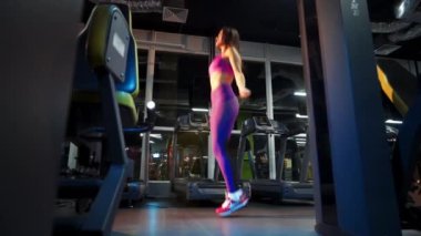 Genç Kadın Spor Salonunda İp Kullanarak Egzersiz Yapıyor