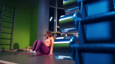 Sportif Genç Kadın Yoga Yapıyor