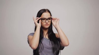 Gözlüklü Güzel Kadın, Portre