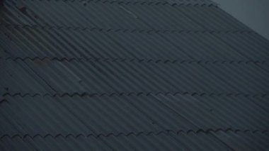 Yağmur damdan süzülür