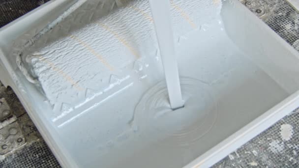 Boîte de peinture blanche nouvellement ouverte et un rouleau — Video