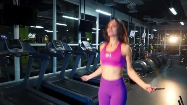 Tineri femeie exercitarea folosind sărind peste frânghie în sala de sport — Videoclip de stoc