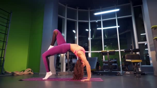 Sportos fiatal nő jóga gyakorlatot végez — Stock videók