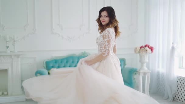 Schönheit Porträt der Braut trägt Mode Brautkleid — Stockvideo