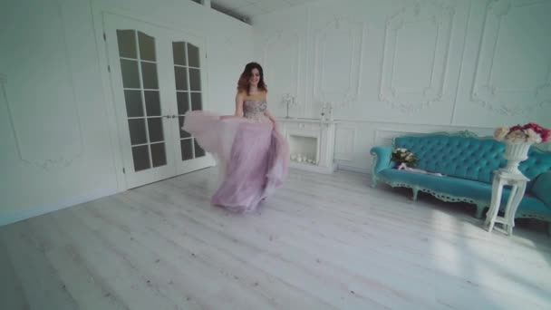 Krása Portrét nevěsty na sobě módní svatební šaty — Stock video