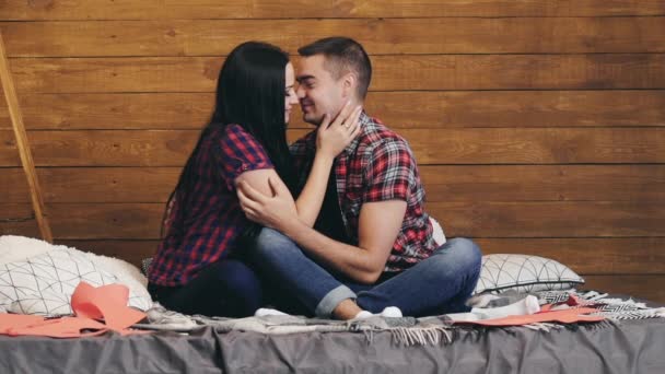Jeune beau couple s'amuser à Sweet Home — Video