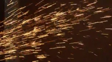 Çalıştayken çeliği açı öğütücüsüyle kesmek