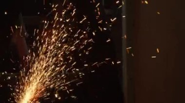Çalıştayken çeliği açı öğütücüsüyle kesmek