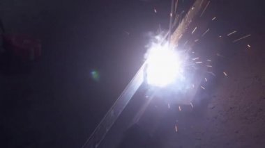 Kaynakçı kıvılcım çıkarmak için meşale kullanır