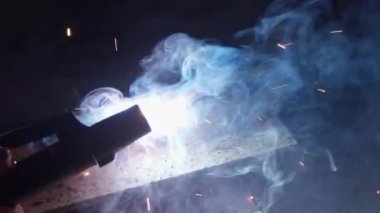 Kaynakçı kıvılcım çıkarmak için meşale kullanır