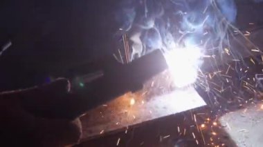 Kaynakçı kıvılcım çıkarmak için meşale kullanır