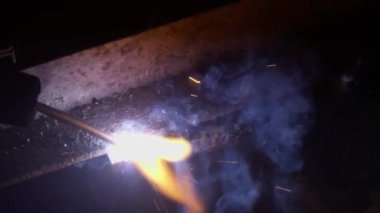 Kaynakçı kıvılcım çıkarmak için meşale kullanır