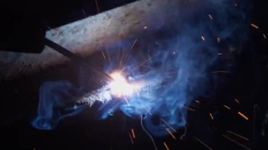 Kaynakçı kıvılcım çıkarmak için meşale kullanır