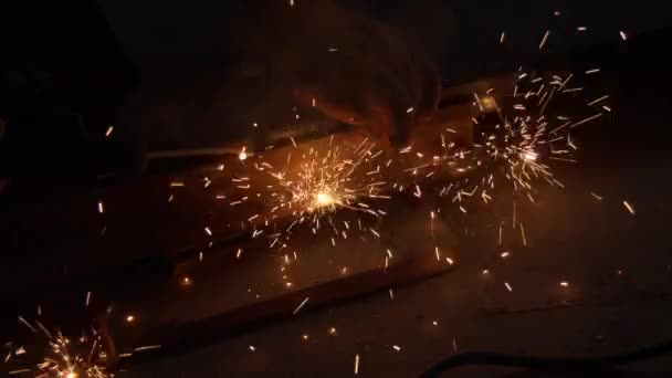 Soudeur utilise la torche pour faire des étincelles