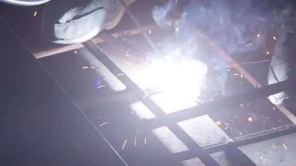 Soudeur utilise la torche pour faire des étincelles