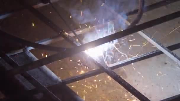 Soudeur utilise la torche pour faire des étincelles