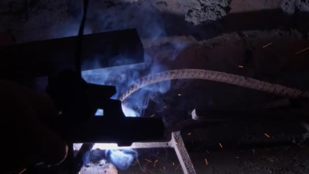 Welder menggunakan obor untuk membuat percikan api — Stok Video