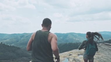 Mutlu Gezgin Adam ve Kadın Tropikal Tatilinin tadını çıkarıyor