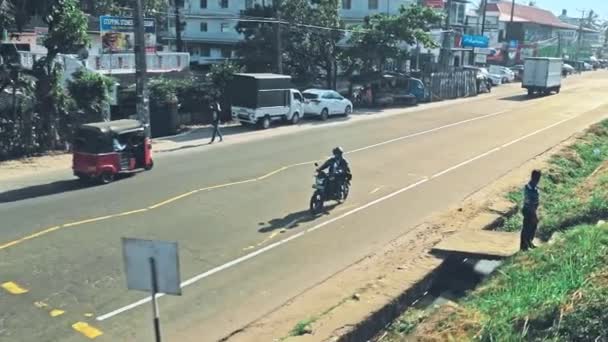 Kleine straat in de stad met de drukte van mensen zoals in het centrum van de stad — Stockvideo