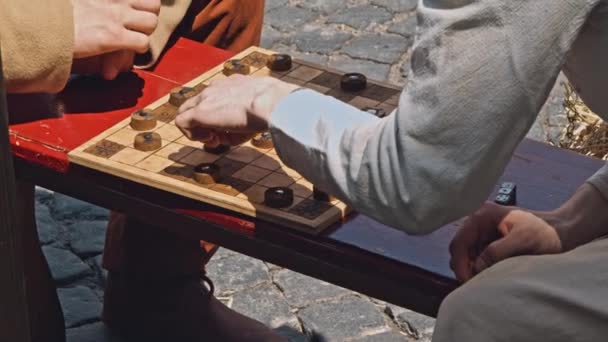 Twee mannen spelen middeleeuwse populaire bordspel Tafel — Stockvideo