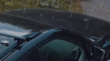 Yağmur damlası düşmek çatı araba