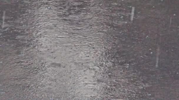 Regenachtig weer op een stad straat — Stockvideo