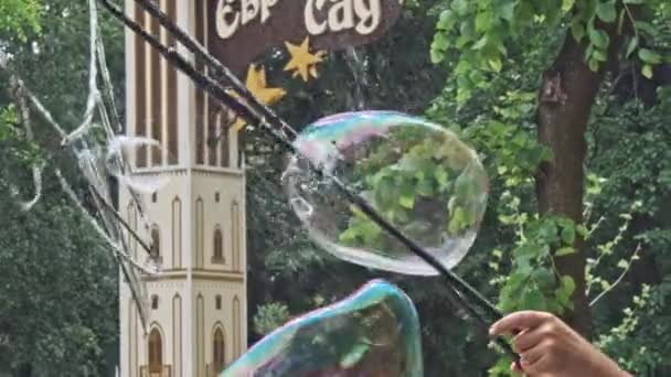 Small and big bubbles at outdoor festival in city center — Stok video