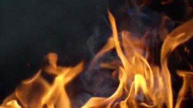 Kıvılcımlar saçan soyut ateş dokusu