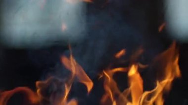 Cehennem ateşi kadar sıcak, kıvılcımlar saçan soyut, güzel bir ateş.