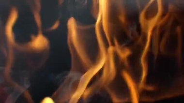 Cehennem ateşi kadar sıcak, kıvılcımlar saçan soyut, güzel bir ateş.