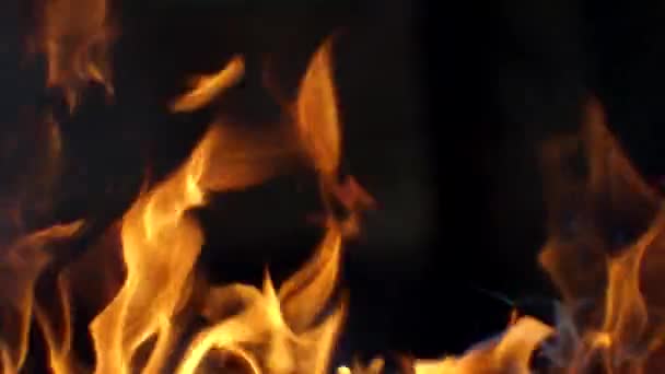 Heet als inferno vlam concept, abstract mooi vuur met vonken — Stockvideo