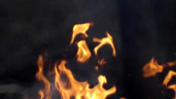 Caliente como el concepto de llama inferno, fuego hermoso abstracto con escamas de chispa — Vídeo de stock