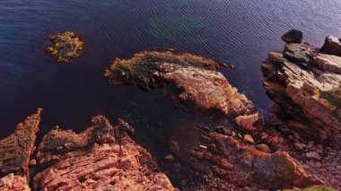 Bulgaristan 'ın engebeli kayalık kıyı şeridini gösteren çarpıcı hava perspektifi. Berrak sular eşsiz kaya oluşumlarını çevreleyerek bölgenin güzelliğini vurgular..