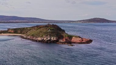 Bu drone görüntülerinde kayalık oluşumlar, sakin sular ve doğanın güzelliğini vurgulayan yemyeşil bir tepenin yer aldığı güzel bir Bulgar kıyı şeridi sergileniyor..