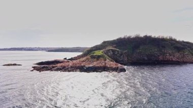 Bu hava sahnesinde Bulgaristan 'ın kayalık bir adası sergileniyor. Yeşillik ve çevresini saran parlak sular doğanın güzelliklerini keşfetmek için mükemmel..