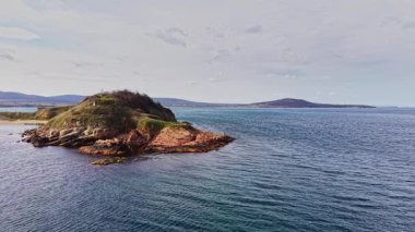 Bu büyüleyici hava görüntüsü Bulgaristan 'ın engebeli kıyı şeridini gösteriyor. Işıl ışıl mavi sularla çevrili bir ada, bölgenin doğal güzelliğini ve dinginliğini gösteriyor..