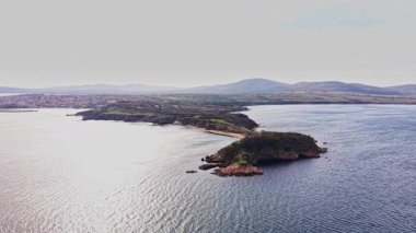 Bu çarpıcı hava çekimi, açık gökyüzü altında engebeli uçurumlar ve canlı mavi suların yer aldığı Bulgaristan 'ın güzel kıyı şeridini sergiliyor..