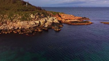 Bu hava manzarası, güneşli bir günde temiz mavi sular ve yakınlardaki gemilerin yer aldığı Bulgaristan 'ın çarpıcı kayalık kıyı şeridini yakalıyor..