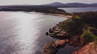 Bu çarpıcı hava çekimi Bulgaristan 'ın güzel sahil şeridini gözler önüne seriyor. Görüntü kayalık kayalıkları, sakin suları ve dingin gökyüzünün altındaki yemyeşil suları gözler önüne seriyor..