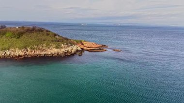 Bu nefes kesici drone çekimi Bulgaristan 'ın Varna kenti yakınlarındaki sakin deniz ve engebeli kıyı şeridini, manzaranın doğal güzelliğini ve berrak suları vurguluyor..