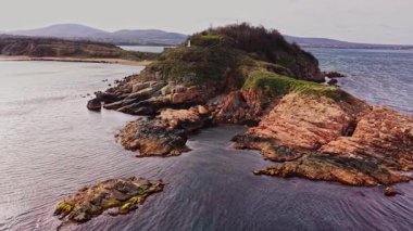 Bulgaristan 'ın yukarıdan ele geçirilen nefes kesici kıyı manzarasını araştırın. Bu hava manzarası kıyı boyunca kayalık oluşumlar, sakin sular ve yemyeşil alanları sergiliyor..