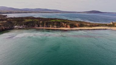 Bu büyüleyici hava manzarası Bulgaristan 'ın berrak suları, kumlu plajları ve parlak gökyüzünün altındaki kayalık kayalıklarıyla nefes kesici sahil şeridini gösteriyor..
