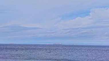 Bu hava sahnesi, Bulgaristan 'da denizin üzerinde yumuşak bulutların oluşturduğu bir zemin üzerine kurulmuş birden fazla geminin durgun sularda konumlandığını gösteriyor..